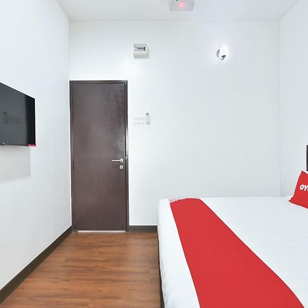 Oyo 90869 Hotel Madeena Inn Сепанг Екстериор снимка