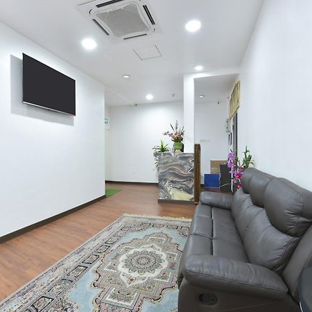 Oyo 90869 Hotel Madeena Inn Сепанг Екстериор снимка