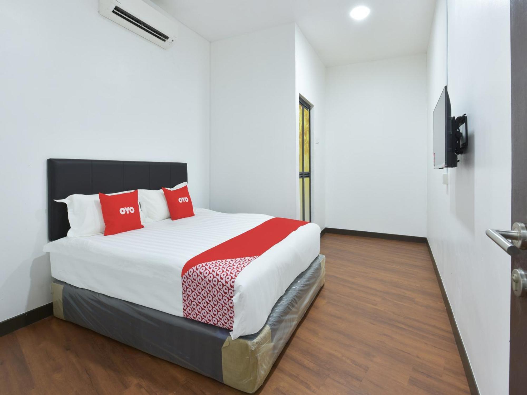 Oyo 90869 Hotel Madeena Inn Сепанг Екстериор снимка