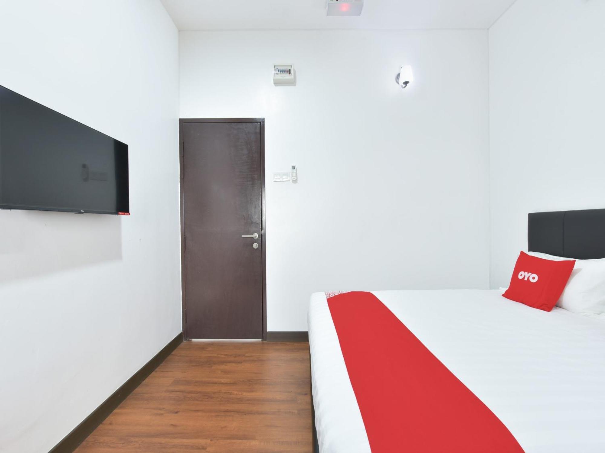 Oyo 90869 Hotel Madeena Inn Сепанг Екстериор снимка