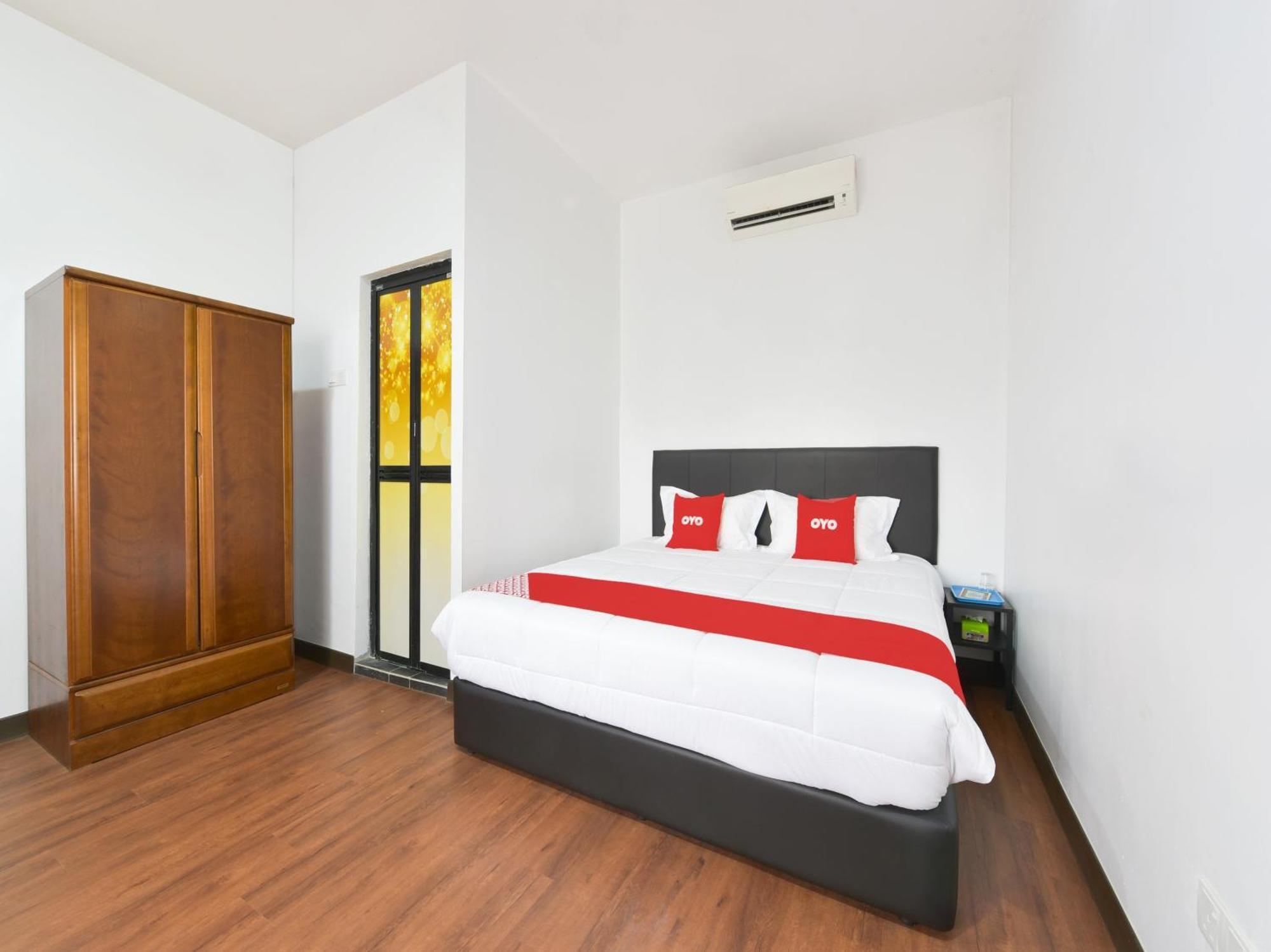 Oyo 90869 Hotel Madeena Inn Сепанг Екстериор снимка