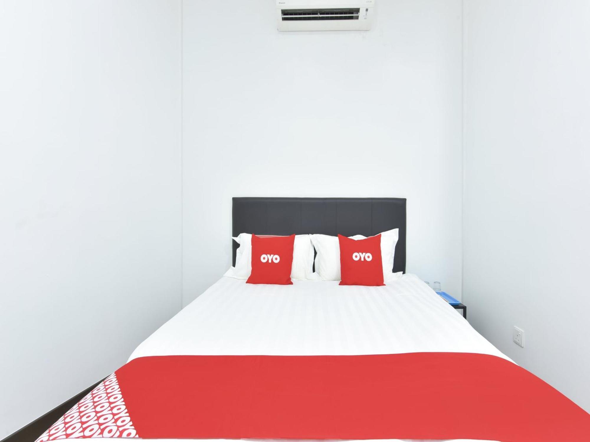 Oyo 90869 Hotel Madeena Inn Сепанг Екстериор снимка