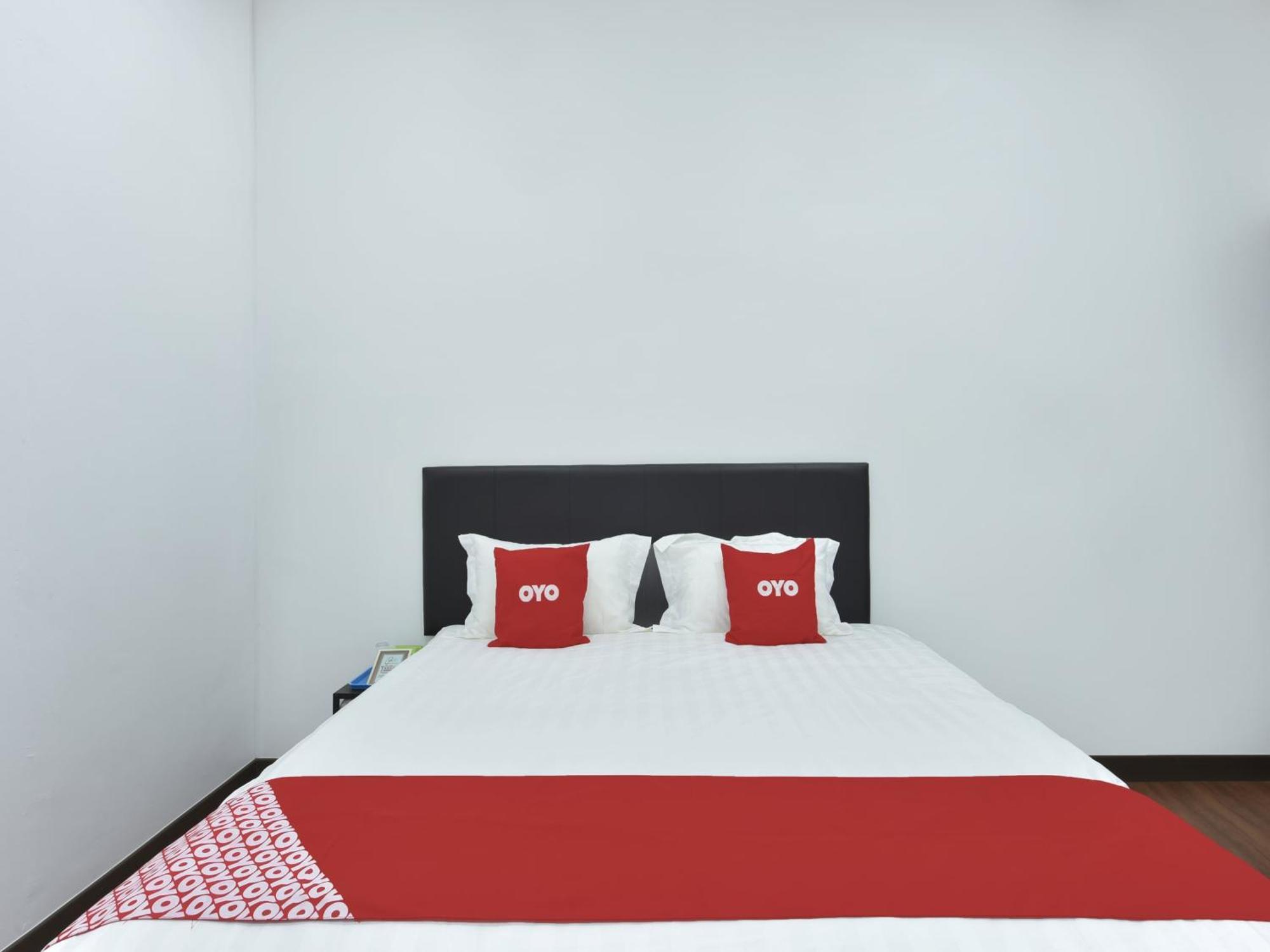 Oyo 90869 Hotel Madeena Inn Сепанг Екстериор снимка