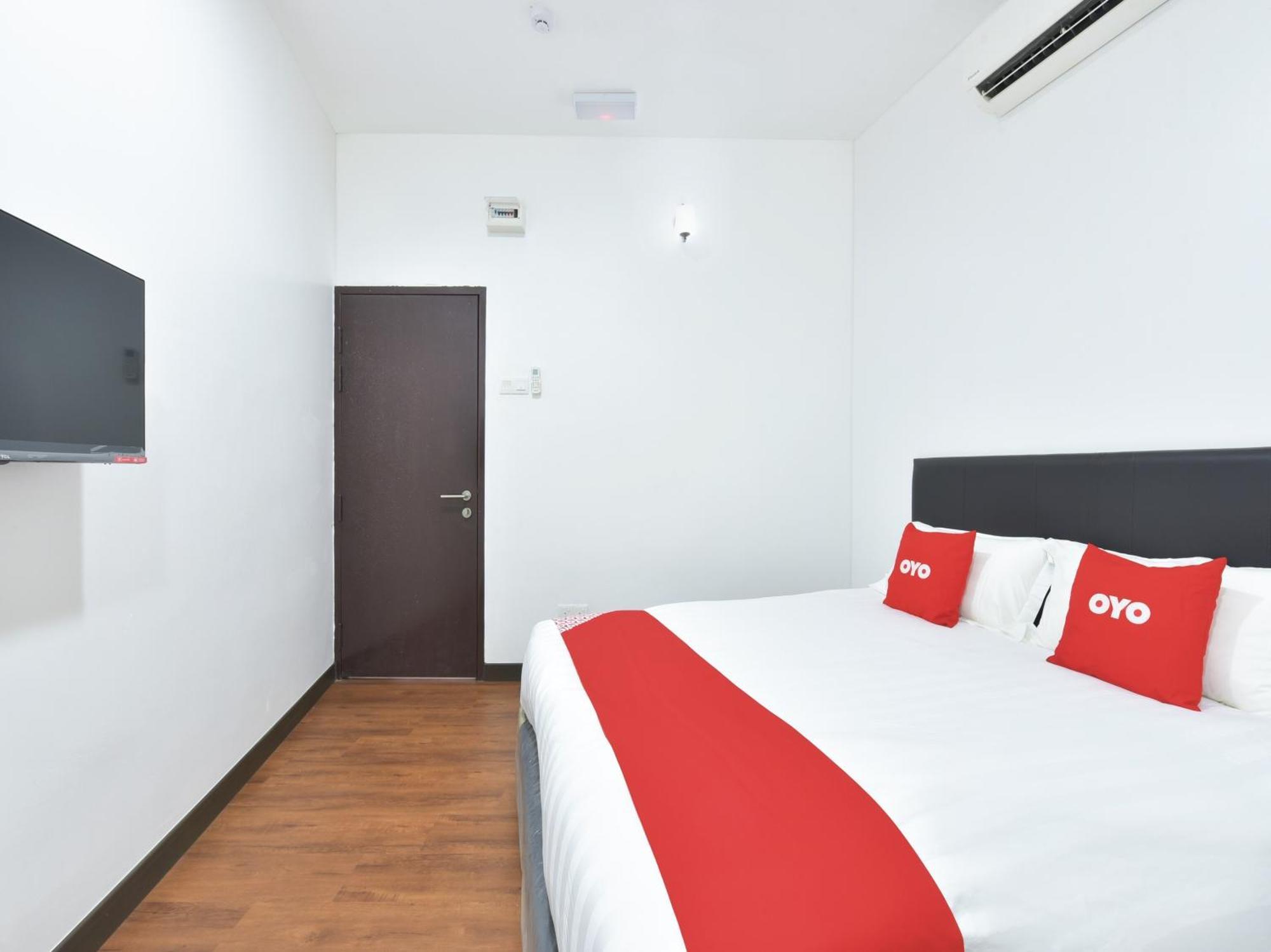 Oyo 90869 Hotel Madeena Inn Сепанг Екстериор снимка
