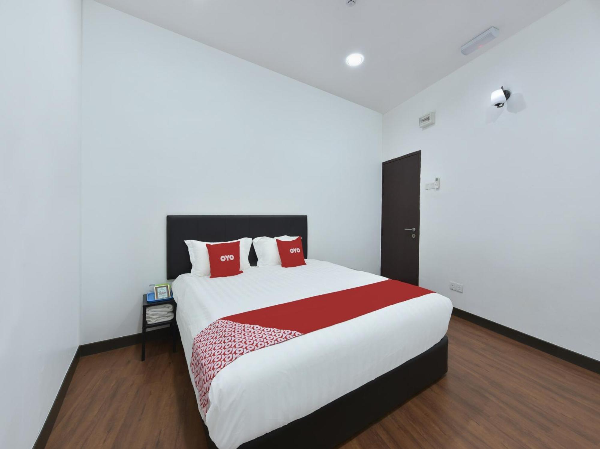 Oyo 90869 Hotel Madeena Inn Сепанг Екстериор снимка