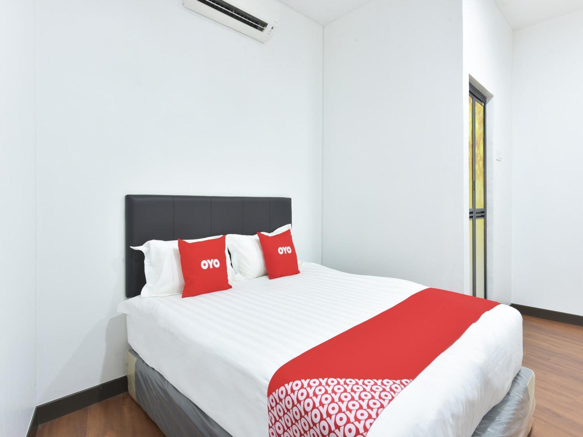 Oyo 90869 Hotel Madeena Inn Сепанг Екстериор снимка