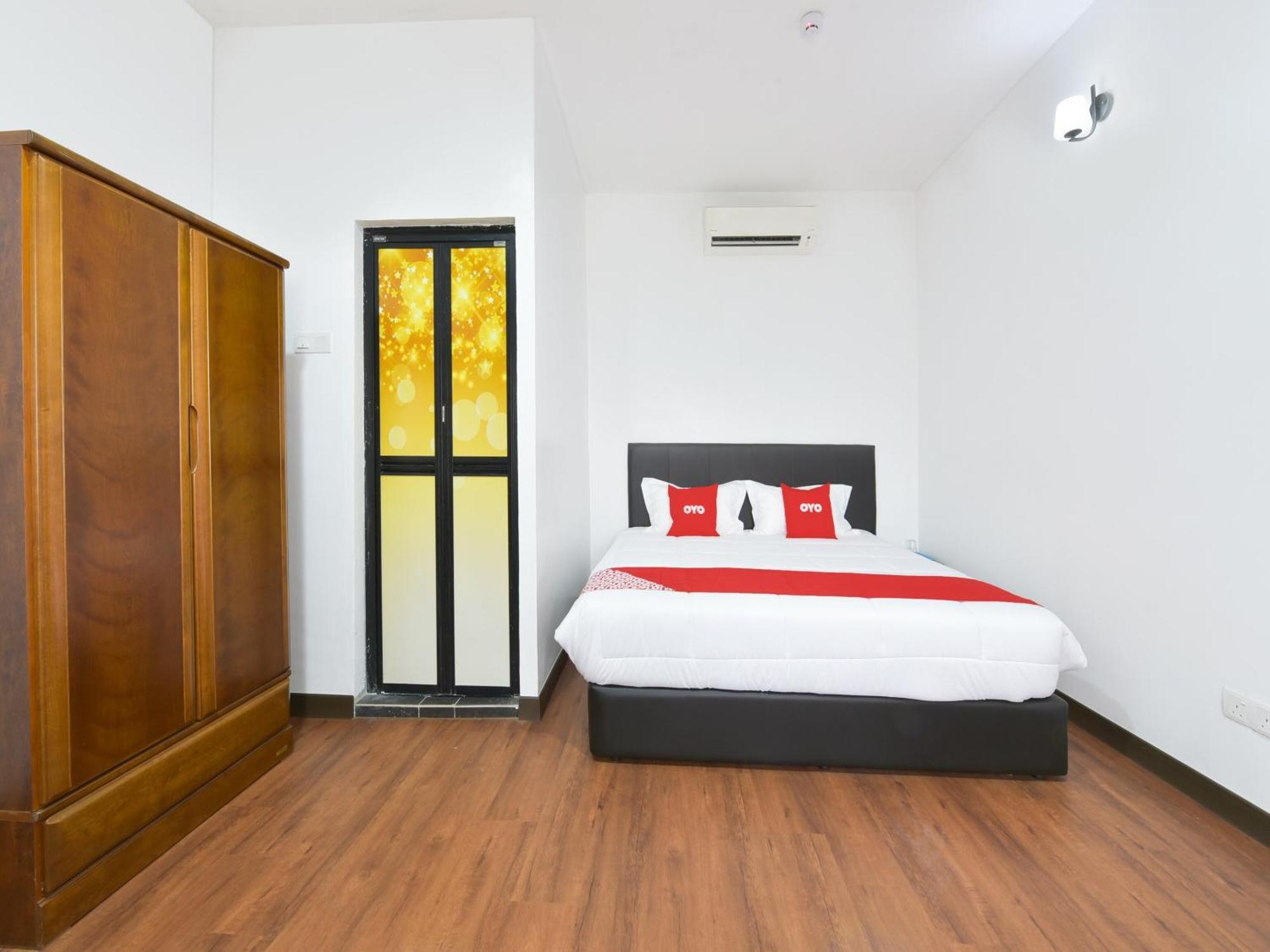 Oyo 90869 Hotel Madeena Inn Сепанг Екстериор снимка